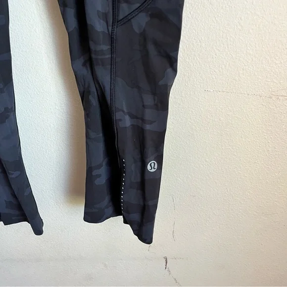 Lululemon Blue Black Camouflage Leggings size 8 side pockets fast and free crop - Picture 4 of 6